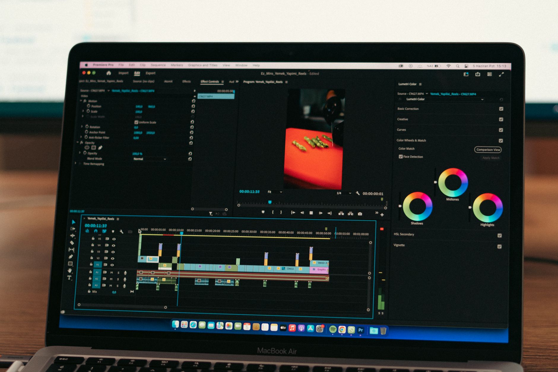 Portátil con un programa de edición de vídeo: un vídeo vertical en la vista previa y la línea de tiempo debajo