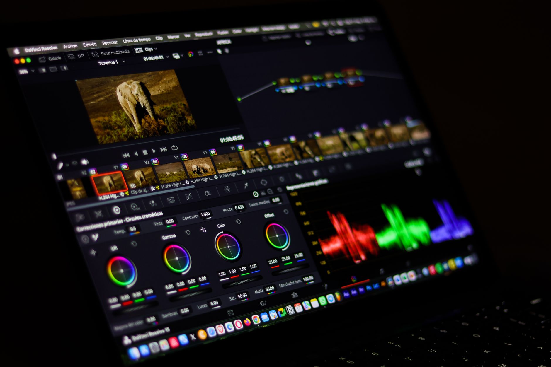 Pantalla con un programa de edición y corrección de color: ruedas de color y gráficas de ondas sobre fondo oscuro